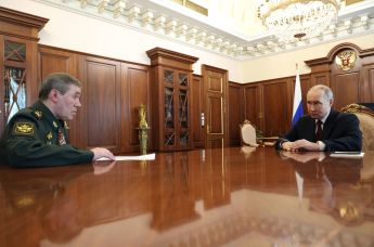 19 апреля 2025. Президент РФ Владимир Путин и начальник Генерального штаба Вооруженных Сил РФ Валерий Герасимов (слева) во время встречи.