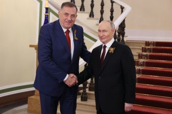 Президент РФ Владимир Путин и президент Республики Сербской Милорад Додик (слева) во время встречи в Кремле перед военным парадом, посвященном 80-летию Победы