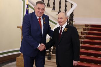 Президент РФ Владимир Путин и президент Республики Сербской Милорад Додик (слева) во время встречи в Кремле перед военным парадом, посвященном 80-летию Победы