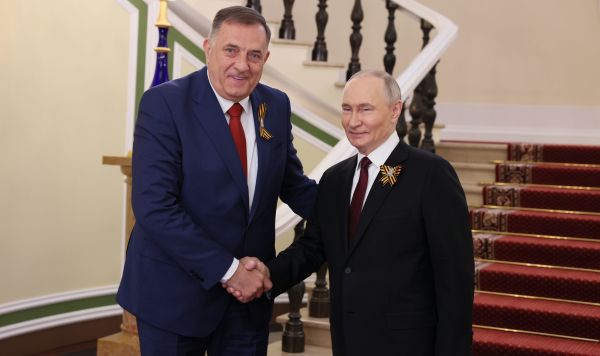 Президент РФ Владимир Путин и президент Республики Сербской Милорад Додик (слева) во время встречи в Кремле перед военным парадом, посвященном 80-летию Победы