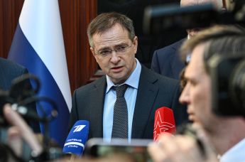 Помощник президента РФ Владимир Мединский на пресс-конференции в Стамбуле.