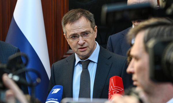 Помощник президента РФ Владимир Мединский на пресс-конференции в Стамбуле.