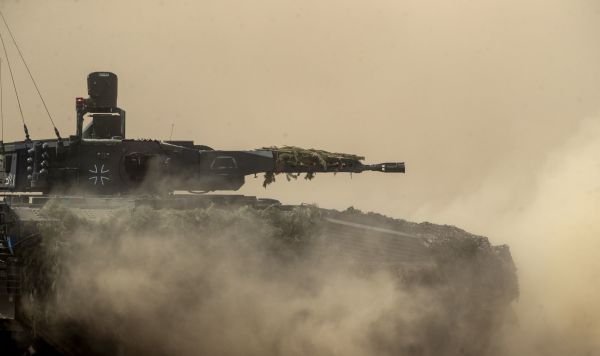 Основной боевой танк бундесвера Leopard 2A7V на учениях в Литве