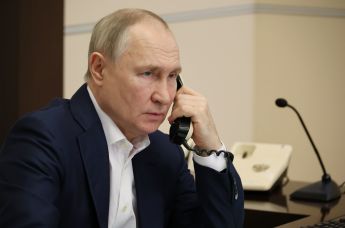 Президент РФ Владимир Путин во время телефонного разговора 