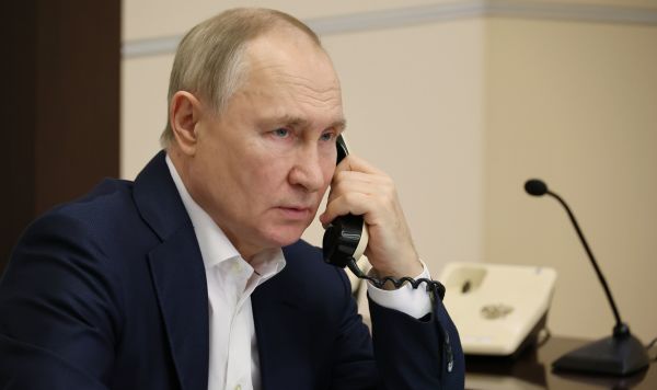 Президент РФ Владимир Путин во время телефонного разговора 