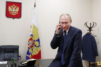 Президент РФ Владимир Путин во время телефонного разговора