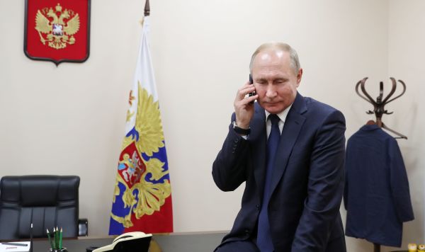 Президент РФ Владимир Путин во время телефонного разговора