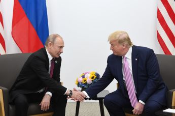 Президент РФ Владимир Путин и президент США Дональд Трамп (второй слева) во время встречи на полях саммита "Группы двадцати" в Осаке, 28 июня 2019