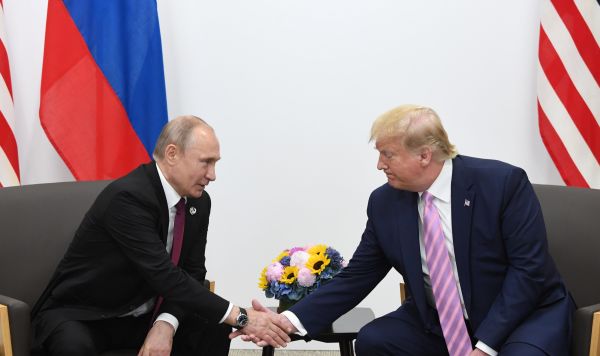 Президент РФ Владимир Путин и президент США Дональд Трамп (второй слева) во время встречи на полях саммита "Группы двадцати" в Осаке, 28 июня 2019