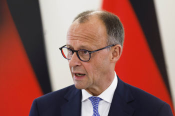 Канцлер Германии Фридрих Мерц общается с прессой в Президентском дворце в Вильнюсе, Литва, в четверг, 22 мая 2025 года