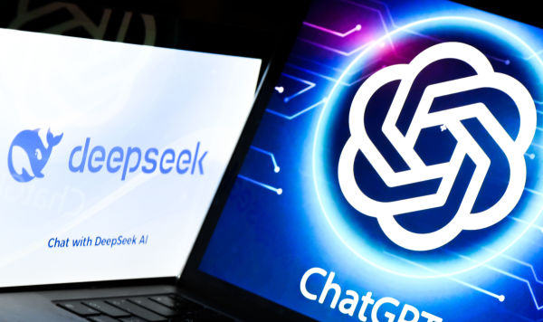 Логотипы чат-ботов DeepSeek и ChatGPT