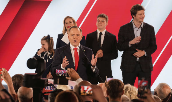 Кандидат в президенты Кароль Навроцкий обращается к сторонникам своего штаба после второго тура президентских выборов, 1 июня 2025 года