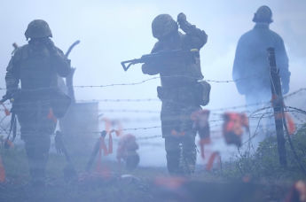 Шведские военнослужащие проводят обучение украинских солдат в рамках операции "Интерфлекс" под руководством Великобритании