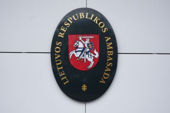 Табличка на здании посольства Литовской Республики в Российской Федерации в Борисоглебском переулке в Москве