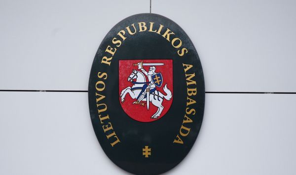 Табличка на здании посольства Литовской Республики в Российской Федерации в Борисоглебском переулке в Москве
