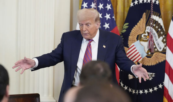 Президент Дональд Трамп обращается к толпе, готовясь подписать Закон GENIUS, регулирующий стейблкоины (тип криптовалюты), в Восточном зале Белого дома в пятницу, 18 июля 2025 года, в Вашингтоне.