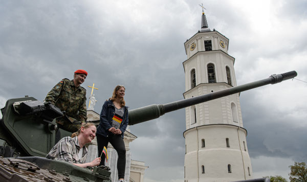 Прохожие забираются на самоходную гаубицу бундесвера PzH 2000 во время церемонии открытия немецкой бригады на Соборной площади.