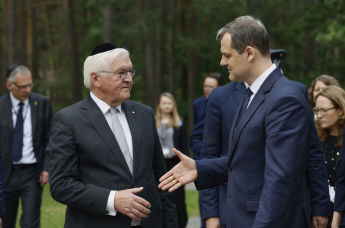 Президент Германии Франк-Вальтер Штайнмайер (слева) и премьер-министр Литвы Гинтаутас Палуцкас пожимают друг другу руки после церемонии поминовения жертв Холокоста в мемориале Панериай близ Вильнюса, Литва, в понедельник, 7 июля 2025 года