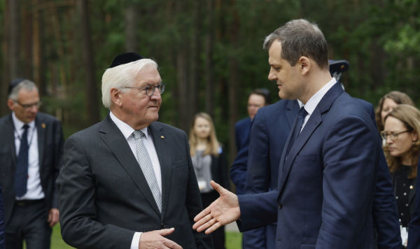 Президент Германии Франк-Вальтер Штайнмайер (слева) и премьер-министр Литвы Гинтаутас Палуцкас пожимают друг другу руки после церемонии поминовения жертв Холокоста в мемориале Панериай близ Вильнюса, Литва, в понедельник, 7 июля 2025 года