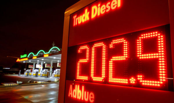 Табло с ценами на дизельное топливо на АЗС во Франкфурте, Германия