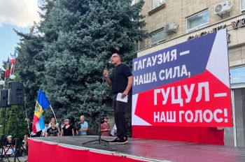 Первый заместитель главы исполкома Гагаузии Илья Узун во время митинга в поддержку главы Гагаузской автономии Молдавии Евгении Гуцул в Комрате