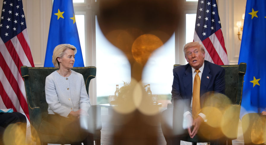 Председатель Еврокомиссии Урсула фон дер Ляйен (слева) и президент США Дональд Трамп (справа)