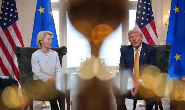 Председатель Еврокомиссии Урсула фон дер Ляйен (слева) и президент США Дональд Трамп (справа)