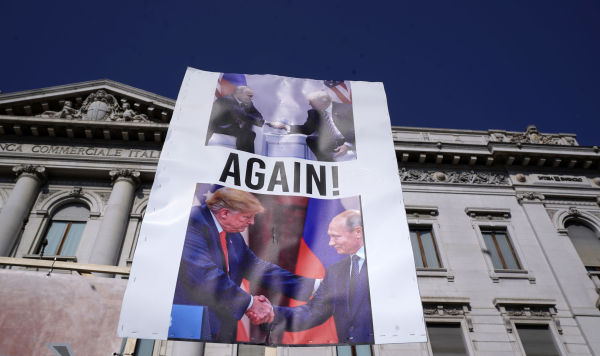 Плакат с Дональдом Трампом и Владимиром Путиным во время демонстрации за мир и против перевооружения