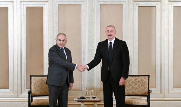 Президент Азербайджана Ильхам Алиев (справа) и премьер-министр Армении Никол Пашинян