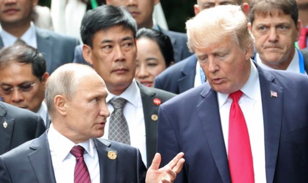 Президент РФ Владимир Путин и президент США Дональд Трамп на саммите АТЭС