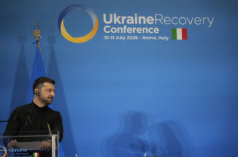 Зеленский смотрит на премьер-министра Италии Джорджию Мелони, когда она общается с журналистами во время конференции по восстановлению Украины в конгресс-центре La Nuvola в Риме, четверг, 10 июля 2025 года