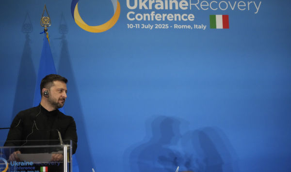 Зеленский смотрит на премьер-министра Италии Джорджию Мелони, когда она общается с журналистами во время конференции по восстановлению Украины в конгресс-центре La Nuvola в Риме, четверг, 10 июля 2025 года