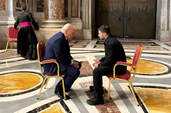 Дональд Трамп и Владимир Зеленский на похоронах папы Франциска в Ватикане, 26 апреля, 2025 г.