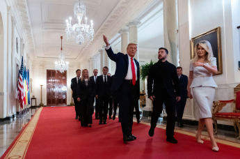 Президент Дональд Трамп (в центре) идет по Кросс-холлу в Белом доме с президентом Украины Владимиром Зеленским, за которым следуют премьер-министр Великобритании Кир Стармер, президент Франции Эммануэль Макрон, канцлер Германии Фридрих Мерц, премьер-министр Италии Джорджия Мелони, президент Финляндии Александр Стубб, генеральный секретарь НАТО Марк Рютте и председатель Европейской комиссии Урсула фон дер Ляйен, в Белом доме в понедельник, 18 августа 2025 года, в Вашингтоне.