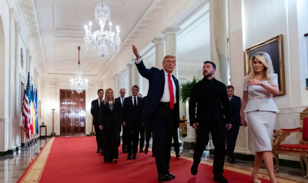 Президент Дональд Трамп (в центре) идет по Кросс-холлу в Белом доме с президентом Украины Владимиром Зеленским, за которым следуют премьер-министр Великобритании Кир Стармер, президент Франции Эммануэль Макрон, канцлер Германии Фридрих Мерц, премьер-министр Италии Джорджия Мелони, президент Финляндии Александр Стубб, генеральный секретарь НАТО Марк Рютте и председатель Европейской комиссии Урсула фон дер Ляйен, в Белом доме в понедельник, 18 августа 2025 года, в Вашингтоне.