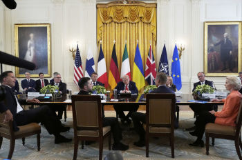 Президент США Дональд Трамп сидит за столом с Владимиром Зеленским, главами некоторых стран ЕС, Еврокомиссии и генсеком НАТО в Белом доме, 18 августа, 2025 г.