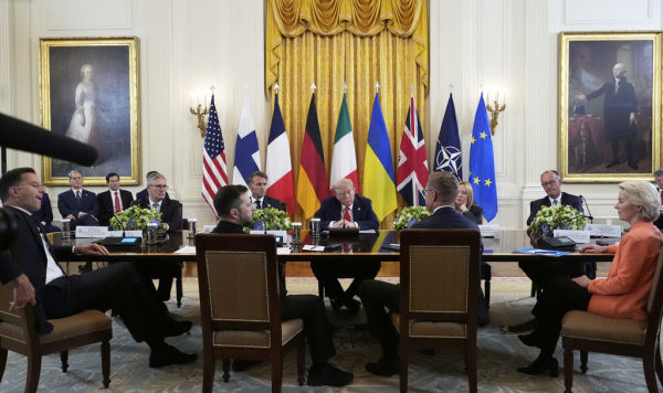 Президент США Дональд Трамп сидит за столом с Владимиром Зеленским, главами некоторых стран ЕС, Еврокомиссии и генсеком НАТО в Белом доме, 18 августа, 2025 г.