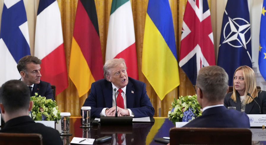 Президент Дональд Трамп выступает на фоне президента Франции Эммануэля Макрона (слева) и премьер-министра Италии Джорджии Мелони (справа) во время встречи с президентом Украины Владимиром Зеленским (слева на переднем плане) и европейскими лидерами в Восточном зале Белого дома в понедельник, 18 августа 2025 года, в Вашингтоне.