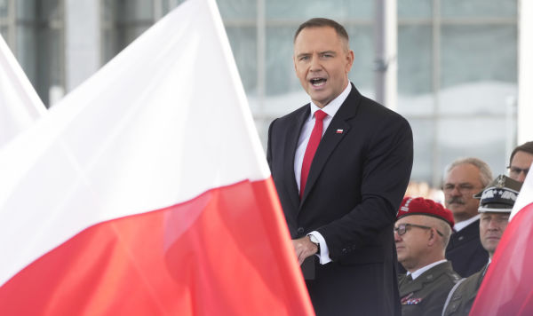 Новый президент Польши Кароль Навроцкий выступает на официальной церемонии вступления в должность главнокомандующего Вооруженными силами у могилы Неизвестного солдата на площади Пилсудского в Варшаве, Польша, в среду, 6 августа 2025 года