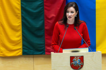 Член Социал-демократической партии Литвы Инга Ругинене, выдвинутая на пост следующего премьер-министра, выступает на заседании парламента Литвы в Вильнюсе, Литва, во вторник, 26 августа 2025 года