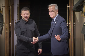 Премьер-министр Канады Марк Карни (справа) пожимает руку президенту Украины Владимиру Зеленскому во время их встречи в Киеве, Украина, в воскресенье, 24 августа 2025 года