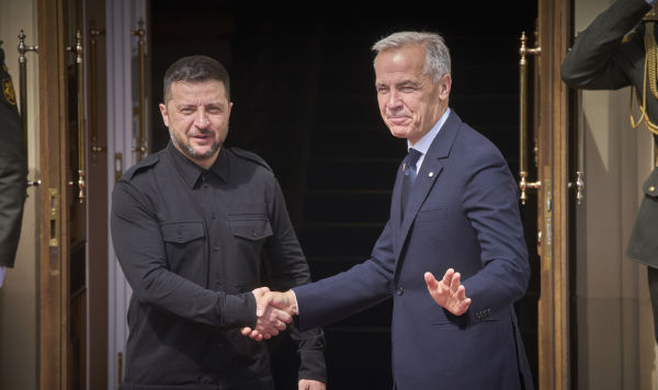 Премьер-министр Канады Марк Карни (справа) пожимает руку президенту Украины Владимиру Зеленскому во время их встречи в Киеве, Украина, в воскресенье, 24 августа 2025 года Премьер-министр Канады Марк Карни (справа) пожимает руку президенту Украины Владимиру Зеленскому во время их встречи в Киеве, Украина, в воскресенье, 24 августа 2025 года