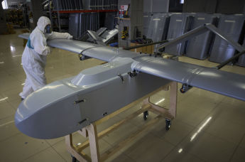 Рабочий на заводе осматривает боевой беспилотник, Украина, 18 августа 2025 г. 