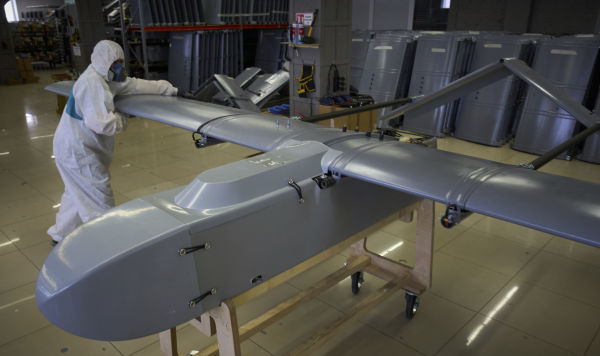 Рабочий на заводе осматривает боевой беспилотник, Украина, 18 августа 2025 г. 
