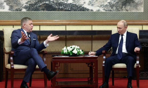 Президент РФ Владимир Путин и председатель правительства Словакии Роберт Фицо (слева) во время встречи в Пекине.