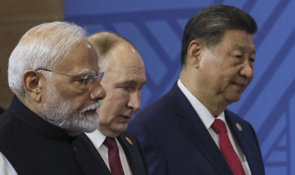 Премьер-министр Индии Нарендра Моди, президент России Владимир Путин, председатель КНР Си Цзиньпин (слева направо) на саммите БРИКС в Казани, 23 октября 2024 г.