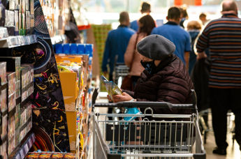 Покупатели в продовольственном магазине