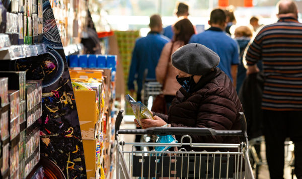 Покупатели в продовольственном магазине