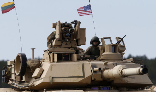Танк M1A2 Abrams на учениях неподалеку от Пабраде, Литва, 9 апреля 2015 г.