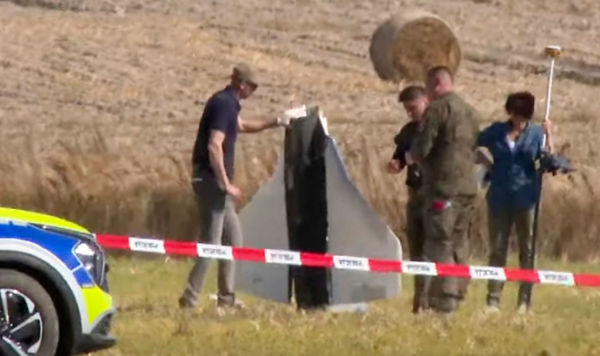 Полиция и военные охраняют части поврежденного объекта, сбитого польскими властями на полигоне в Вохыне, Польша, в среду, 10 сентября 2025 года.